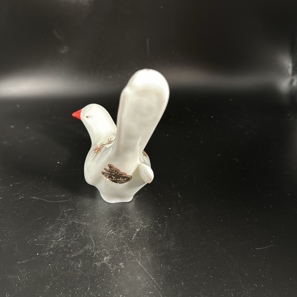 Vintage Fenton White Bird with Hand painted Cardinals - Picture 3 of 4